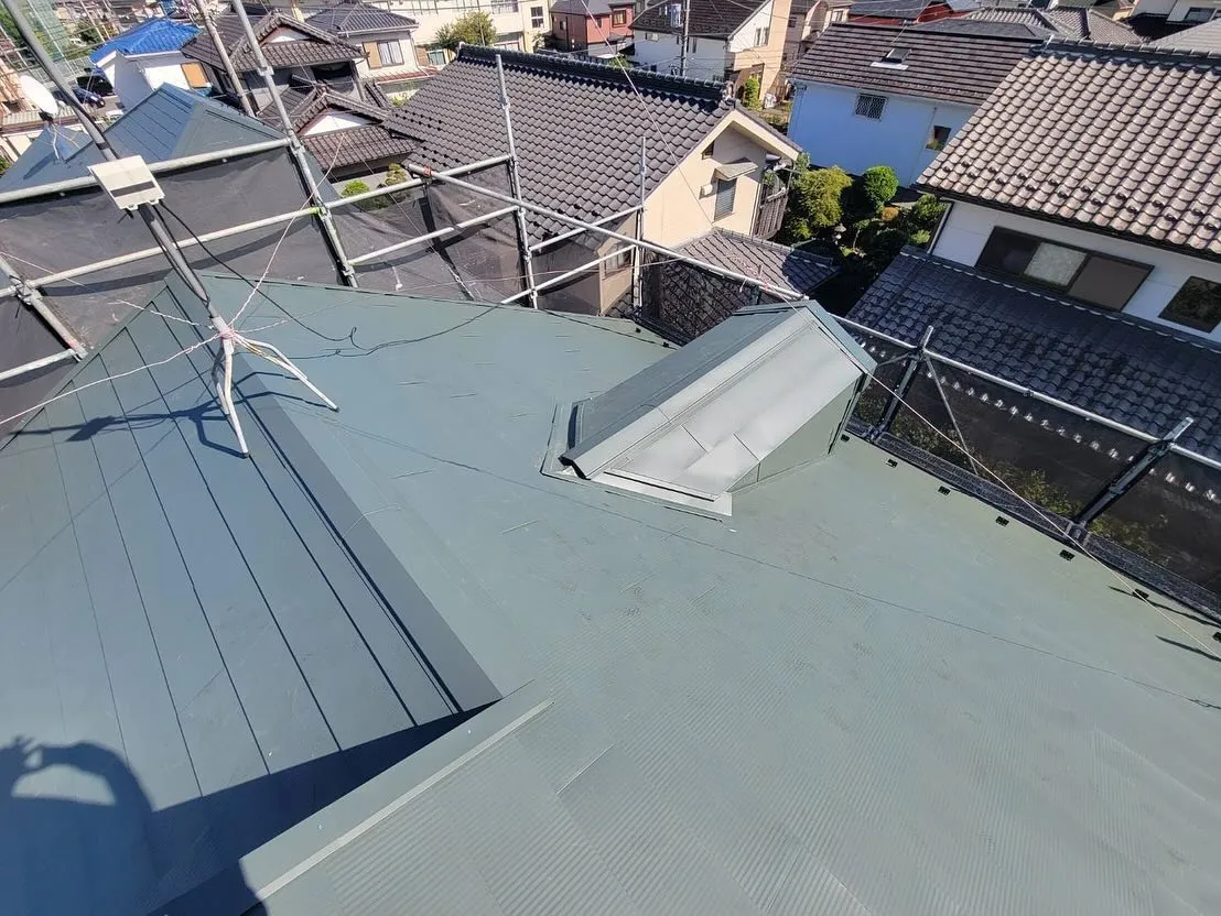 八王子市の屋根カバー工事を行いました！屋根も壁も綺麗になりま...